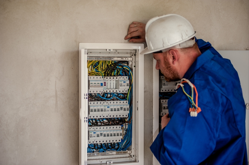 electricite-SERANON-min_electrician-2755683